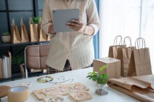 Afla cum sa combinezi site ul propriu cu un marketplace pentru a stabili veniturile si a reduce riscurile de trafic.