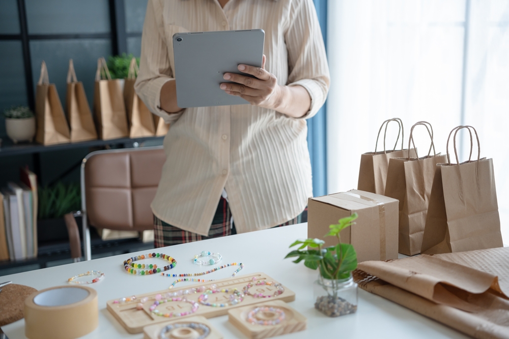 Afla cum sa combinezi site ul propriu cu un marketplace pentru a stabili veniturile si a reduce riscurile de trafic.